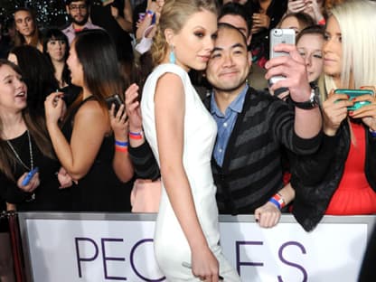 Taylor Swift posiert mit den Fans