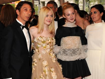 Pier Paolo Piccioli von Valentino mit den Schauspieler-Schwestern Dakota und Elle Fanning