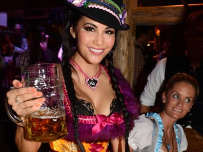 Prost! Model Mia Gray posiert mit einer Maß Bier