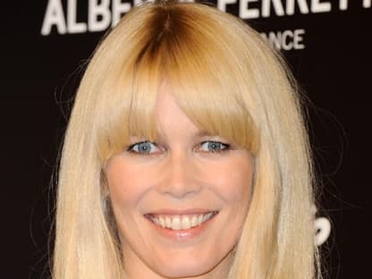 Ihre Haare sind ihr Markenzeichen: Topmodel Claudia Schiffer trägt ihre blonde Mähne häufig mit Pony