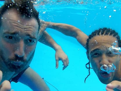 Noch gegen Mittag ist die Laune im Haus bestens. Jan und Simon tauchen im Pool ab. Der Grund? Eine Waschmaschine!