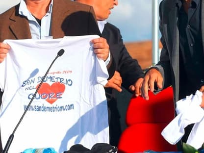 Bill Murray und George Clooney halten vor hunderten Zuschauern ein Spenden-T-Shirt hoch