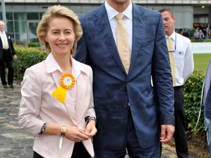 Bundesministerin Ursula von der Leyen und Boxer Wladimir Klitschko stellten sich für ein Foto auf