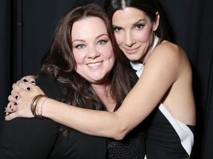 Neue BFFs? Melissa McCarthy und Sandra Bullock auf Kuschelkurs. Die beiden promoten aktuell ihren neuen Film "The Heat"