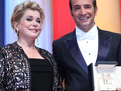 Der französische Schauspieler Jean Dujardin posierte mit Catherine Deneuve, nachdem er als "Bester Schauspieler" in dem Film "The Artist" ausgezeichnet wurde