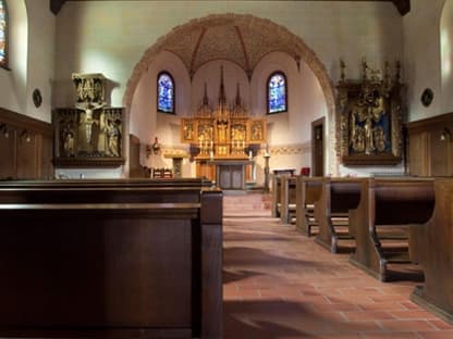 17:17 Uhr: Die Gäste besteigen die Busse zur Kirche. Alle weiblichen Gäste tragen Rot, die Herren Smoking. Franzi van Almsick trägt ein bodenlanges Kleid