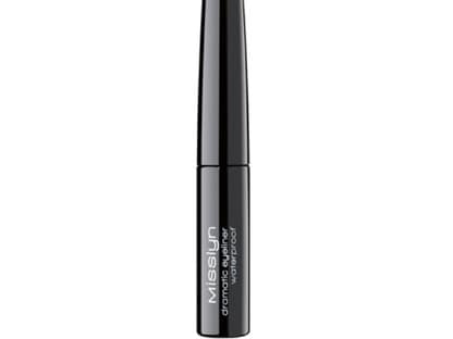 Um die Wimpern optisch zu verdichten zeichnet Laetitia einen Lidstrich entlang des Wimpernkranzes. "Dramatic Eyeliner Waterproof" von Misslyn, ca. 6 Euro. Kaufen Sie das Produkt gleich hier im <a href="http://shop.ok-magazin.de/misslyn-augenmakeup-eyeliner-1-0-stueck,ryv7ojxfqikchgda,i" target="_blank">OK!-Shop</a>