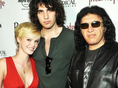 Cody Kennedy begleitet Nick Simmons und seinem Vater Gene Simmons zu "The Radical Event", wo die beiden Herren gemeinsam auftreten