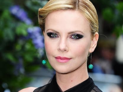 Im Film spielt sie die böse Hexe - gestern jedoch beeindruckte Charlize Theron mit betörender Schönheit