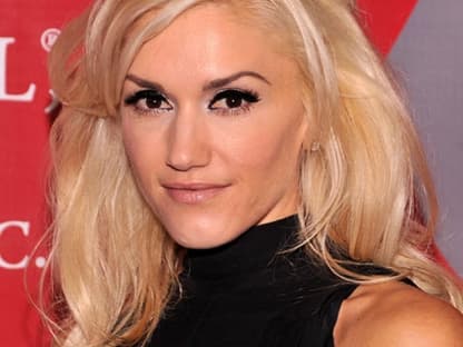 Big Hair! Gwen Stefani hat ihre Haare stark auftupiert und trägt ein typisches 60er Jahre Make-up - falsche Wimpern, starker Lidstrich und Lippen im Nude-Look