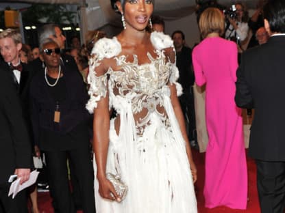 Ob Naomi Campbell sich in dieser Kreation von Alexander McQueen einen Gefallen getan hat?