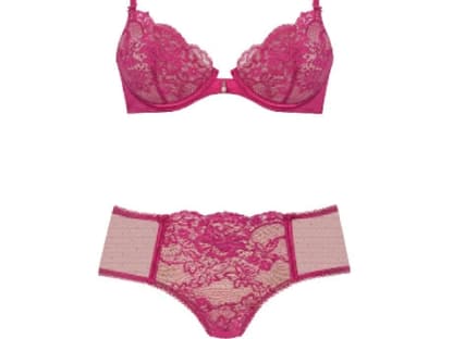 Sinnlich und verführerisch 
präsentieren sich die neuen 
Dessous - Komplimente inklusive! 
Doppellagiges Set von Valisère, BH ca. 80 Euro, Slip ca. 45 Euro