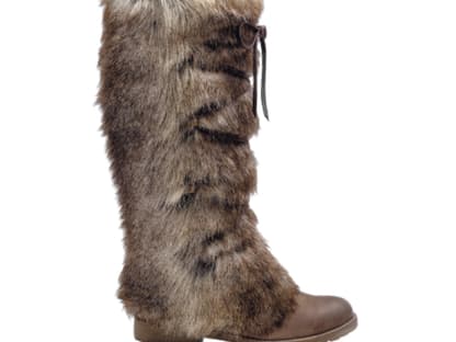 Damit geht es auf die Piste oder in die City. Fake-Fur-Boots von Roland, ca. 70 Euro