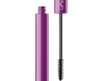 Bei diesem Look die Wimpern mit einer Wimpernzange formen und oben kräftig tuschen. Die unteren Wimpern werden ausgelassen. "3 in 1 Mascara black" von Misslyn, limitiert, ca. 8 Euro. Kaufen Sie die 3-in-1 Mascara gleich hier im <a href="http://shop.ok-magazin.de/misslyn-augenmakeup-mascara-1-0-stueck,pjhxvfasqr81b74z,i" target="_blank">OK!-Shop</a>