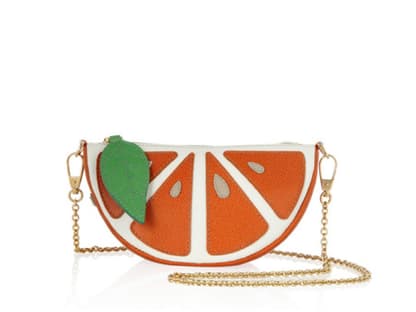 Eine Scheibe Sonnenschein: Handtasche in Orangenform von Dolce&Gabbana über stylight.de, ca. 395 Euro