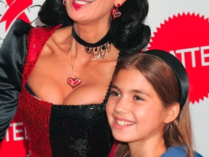 Teri Hatcher mit ihrer Tochter Emerson Rose Tenney. Die beiden haben sich als "Schneewittchen" und die böse Königin-Mutter verkleidet