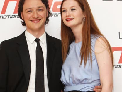 James McAvoy, ein schottischer Schauspieler und Laudator für den "besten Fantasy-Film" posierte mit Bonnie Wright ï»¿