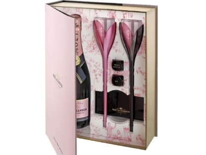 Geschenkset mit RosÃ©-Champagner und GlÃ¤sern in BlÃ¼tenform von Moët & Chandon, ca. 80 Euro  