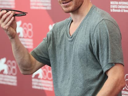 Flirty unterwegs: Schauspieler Michael Fassbender auf dem "Shame" Photocall