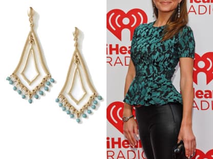 US-Schauspielerin Maria Menounos ist ein Fan der Lia Sophia Schmuck-Kollektion. Ihr Favourit sind ein Paar Oyhrringe. âSie erinnern an Art Déco und haben gleichzeitig einen zeitgenössischen Touch." Die hübschen Chandelier-Ohrhänger gibt es von Lia Sophia, für ca. 40 Euro.