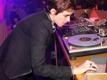 Samantha Ronson an den Turntables