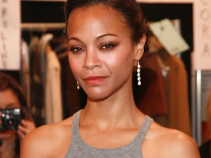 Strahlt auch in Grau: Schauspielerin Zoe Saldana