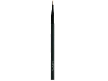 Eyeliner: 
Mit dem 
Eye´­linerpinsel von Artdeco, 
ca. 6 Euro, 
gelingt ein feiner, 
exakter 
Lidstrich 