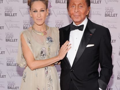 Star-Designer Valentino Garavani wurde am Donnerstag, 20. September, in New York geehrt und sie alle kamen. Unter den prominenten Gästen im Theater des Lincoln Centers befanden sich Sarah Jessica Parker, Anne Hathaway, Karolina Kurkova und viele mehr!