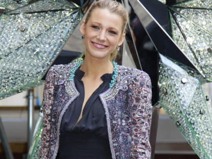 Na? Wer funkelt schöner? Blake Lively oder der Swarovski-Stern?