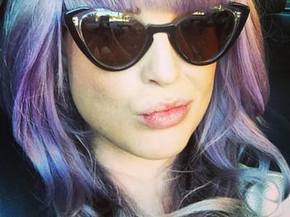 Ui, das kann sich richtig sehen lassen! Kelly Osbourne hat sich einen Bettie Page-Gedächtnispony schneiden lassen. Sie ist begeistert: "Was denkt ihr? Ich liebe ihn!"