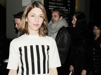 Wie viel wir wohl für Sofia Coppola zahlen müssen? Der Barcode auf ihrem T-Shirt wird es uns verraten. Wir finden's ganz schön cool!