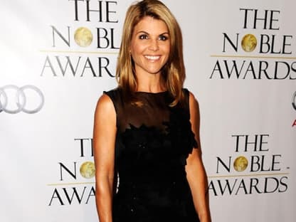 Schauspielerin Lori Loughlin lächelte charmant in die Kameras