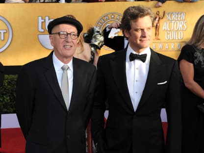 Colin Firth stellt sich mit Geoffrey Rush ï»¿für ein Foto auf