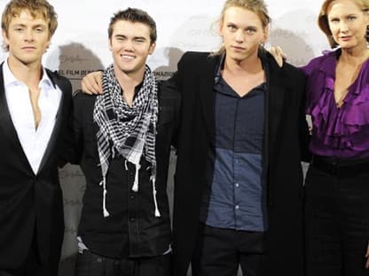 Schauspieler Charlie Bewley, Cameron Bright and Jamie Campbell Bower mit Drehbuchautorin Melissa Rosenberg beim Fototermin zum neuen Film "The Twilight Saga: New Moon"