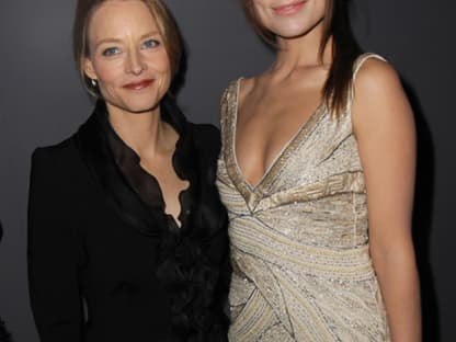 Jodie Foster und Olivia Wilde stellen sich für ein Foto auf ﻿