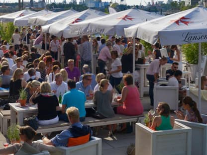 Sommer, Sonne und gute Musik - das perfekte Wochen-Ende lockte viele Besucher in die Hafencity