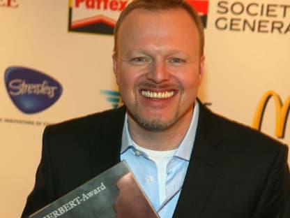 Prosieben Moderator Stefan Raab mit seinem Herbert-Award für das "TV Total Turmspringen"