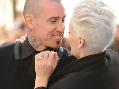 Konnten einfach nicht die Finger voneinander lassen: Pink und Carey Hart