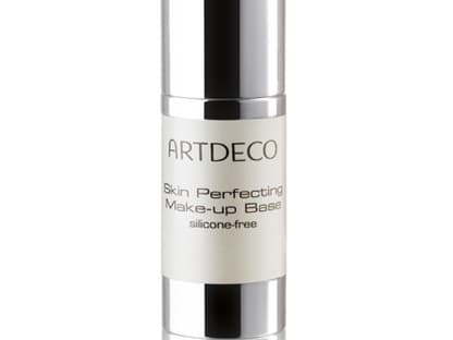 Damit die Haut unter der Foundation ebenmäßig erscheint, eignet es sich eine Make-Up-Base aufzutragen. Dadurch hält die Foundation länger und ist leichter aufzutragen. "Skin Perfecting Make-Up-Base" von Artdeco, ca. 14 Euro