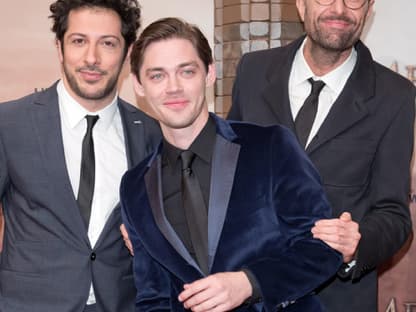 Schauspieler Fahri Yardim (l), Hauptdarsteller Tom Payne und der Regisseur Philipp Stölzl