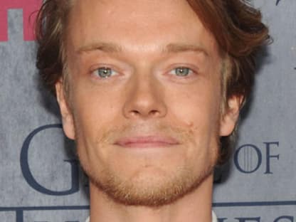 Kennen wir den? Na klar, genau hinsehen. Es ist Lily Allens Bruder Alfie Allen alias Theon Greyjoy