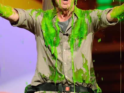 Jim Carrey wird überrschend "geslimed": Der grüne Glibber ist mittlerweile zur Tradition der Kid's Choice Awards geworden