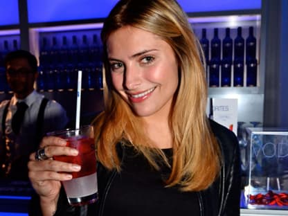 Promis tauschen Klamotten für die Aidshilfe: Beim "Skyy Vodka Swap Market" am 24. August 2012 feilschten und feierten Stars im Berliner "Café Moskau" für den guten Zweck. Auch Sophia Thomalla war dabei