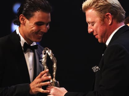 Anschließend überreicht der Ex-Tennis-Profi Boris Becker der derzeitigen Nummer 1 im Tennis, Rafael Nadal, die Trophäe