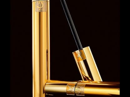 "Volume Effet Faux Cils Mascara" von Yves Saint Laurent verleiht den Wimpern sofort mehr Volumen und einen idealen Schwung - den ganzen Tag, ca. 30 Euro