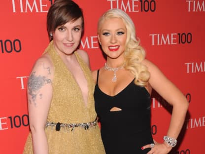 Die gefeierte Schauspielerin Lena Dunham ("Girls") wurde von Sängerin Christina Aguilera (in einem Kleid von Victoria Beckham) begleitet. Und die hat wieder deutlich an Gewicht verloren