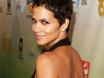 Mit kurzen Haaren - Halle Berry. Sie wollte sich den Abend auf keinen Fall  entgehen lassen. Bei den tollen Männern auch verständlich