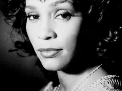 Auch ihr Leben endete tragisch: Soul-Pop-Diva Whitney Houston (â  48)´ wurde´ am 11. Februar, dem Vorabend der Grammy-Verleihung,  leblos in der Badewanne ihres Hotelzimmers in Beverly Hills gefunden.´ Laut´ Autopsiebericht starb die Popikone, nachdem sie vermutlich einen Cocktail aus Drogen,  Medikamenten und Alkohol zu sich genommen hatte. We will always love you, Whitney!