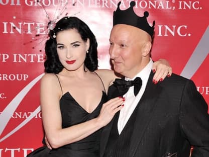 Dita von Teese schmiegt sich an den britischen Hut-Designer Stephen Jones