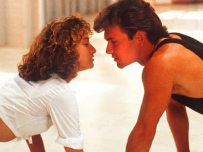 1987 wurde Patrick Swayze mit dem Film "Dirty Dancing" weltberühmt. Er spielt in dem Streifen den Tanzlehrer Johnny, der sich um die junge Baby bemüht